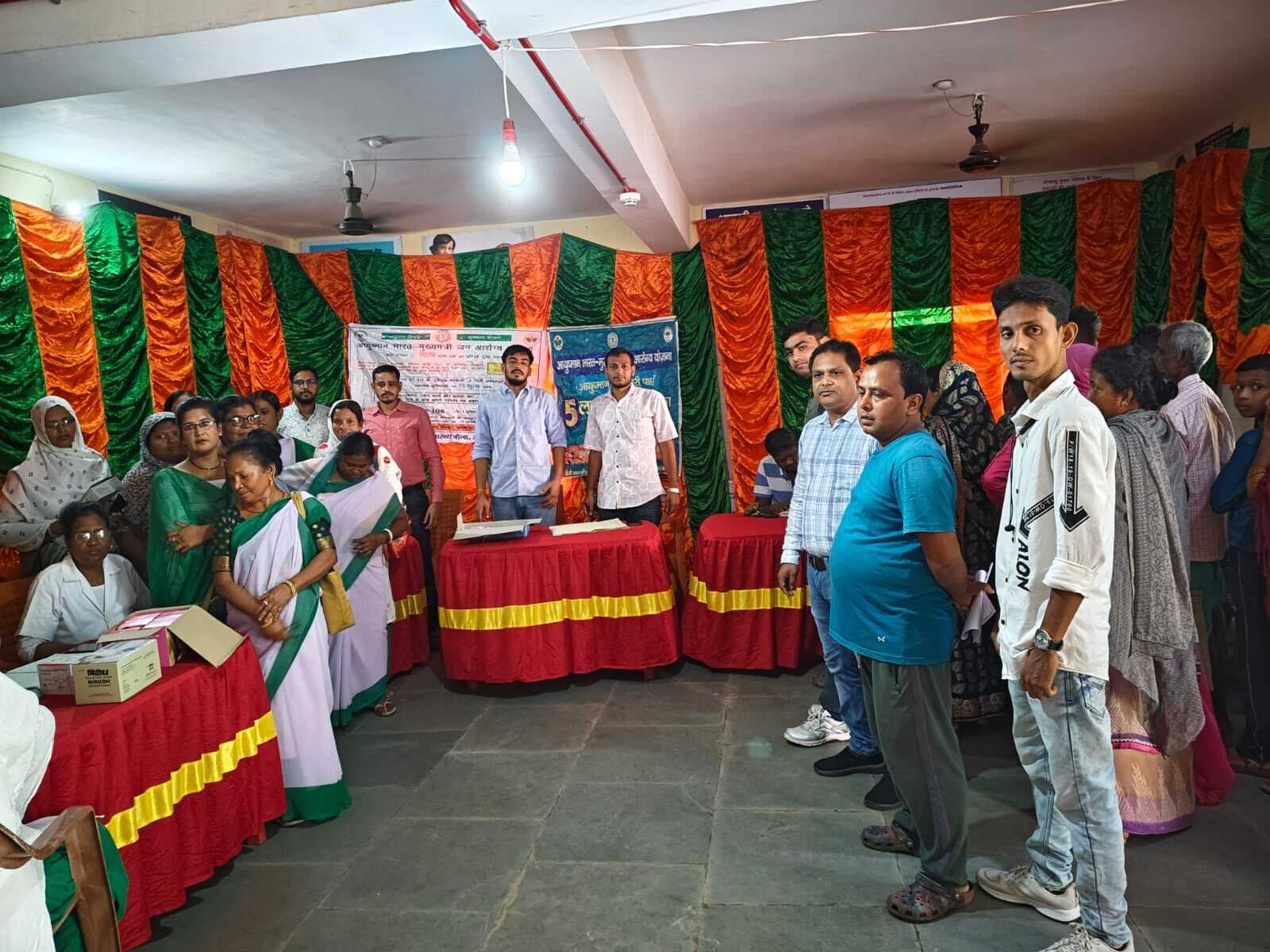 आरोग्य शिविर में स्वास्थ्य जांच कर दी गयी दवा