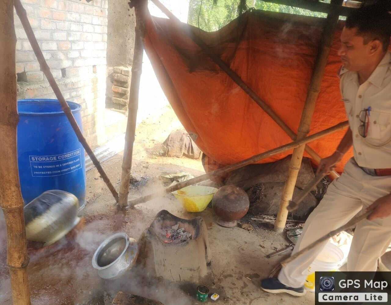 रदीपुर पुलिस ने महुआ शराब किया नष्ट