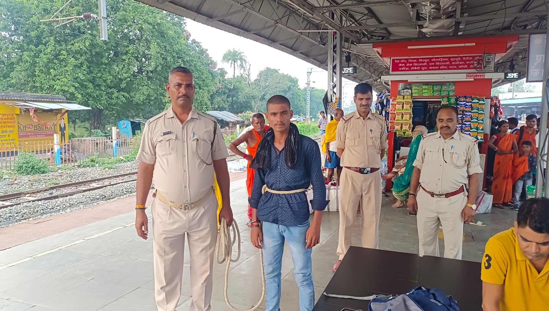 जसीडीह स्टेशन में दो कट्टा व तीन गोली के साथ युवक पकड़ाया