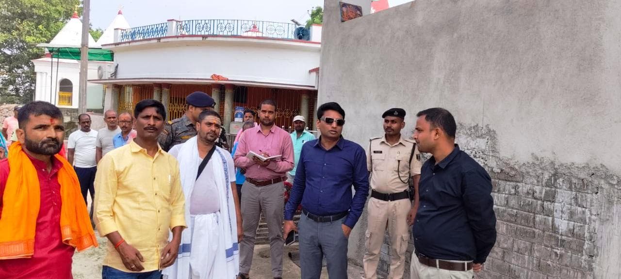 चंडिका स्थान में मंदिर के मंडप व गेट का निर्माण छठ पर्व तक पूर्ण करने का डीएम ने दिया निर्देश
