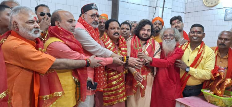 दीपांकर जी महाराज व गिरिराज सिंह ने की मां खड्गेश्वरी महाकाली की पूजा-अर्चना