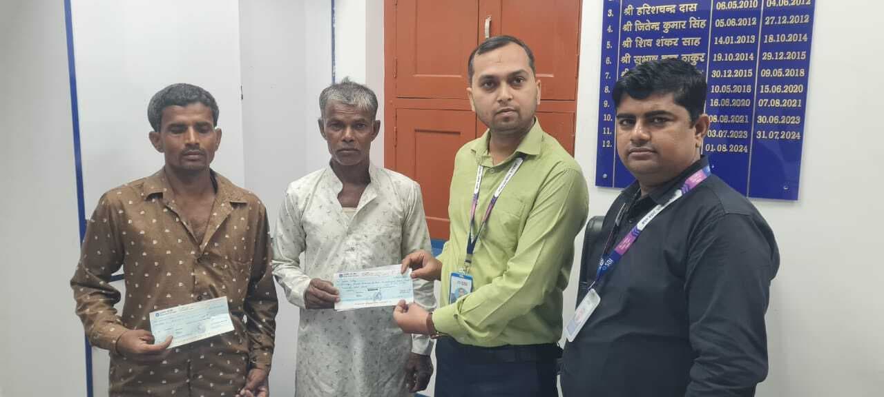 शाखा प्रबंधक ने दो लाभुकों को दिये दो-दो लाख के चेक