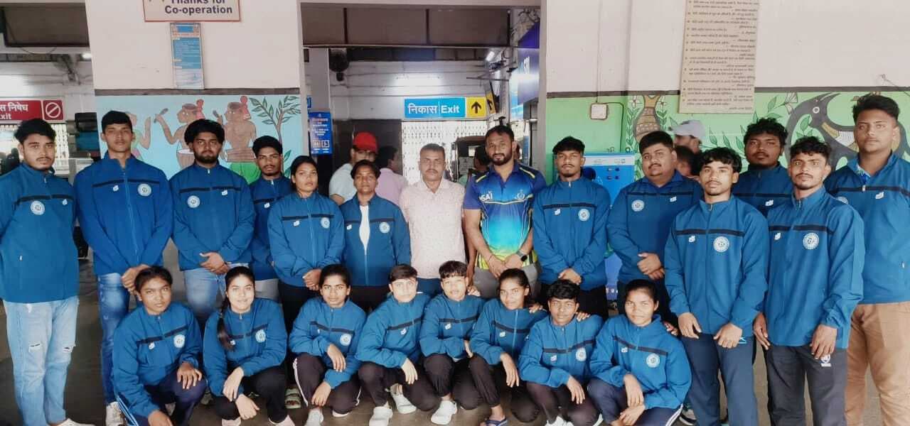 Kusti: नेशनल एसजीएफआइ कुश्ती प्रतियोगिता के लिए झारखंड टीम मेरठ गयी