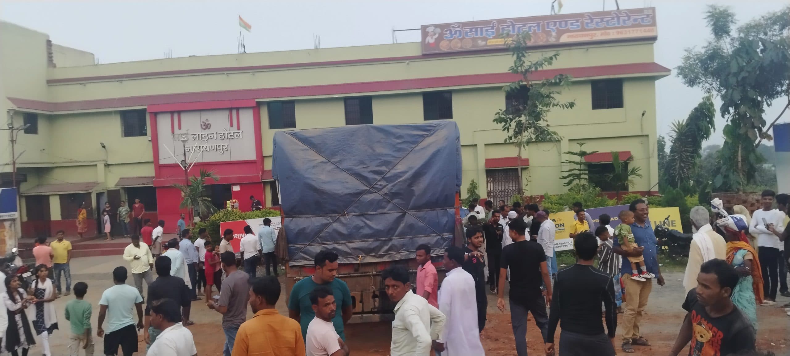 बेकाबू ट्रक ने होटल की चहारदीवारी किया ध्वस्त