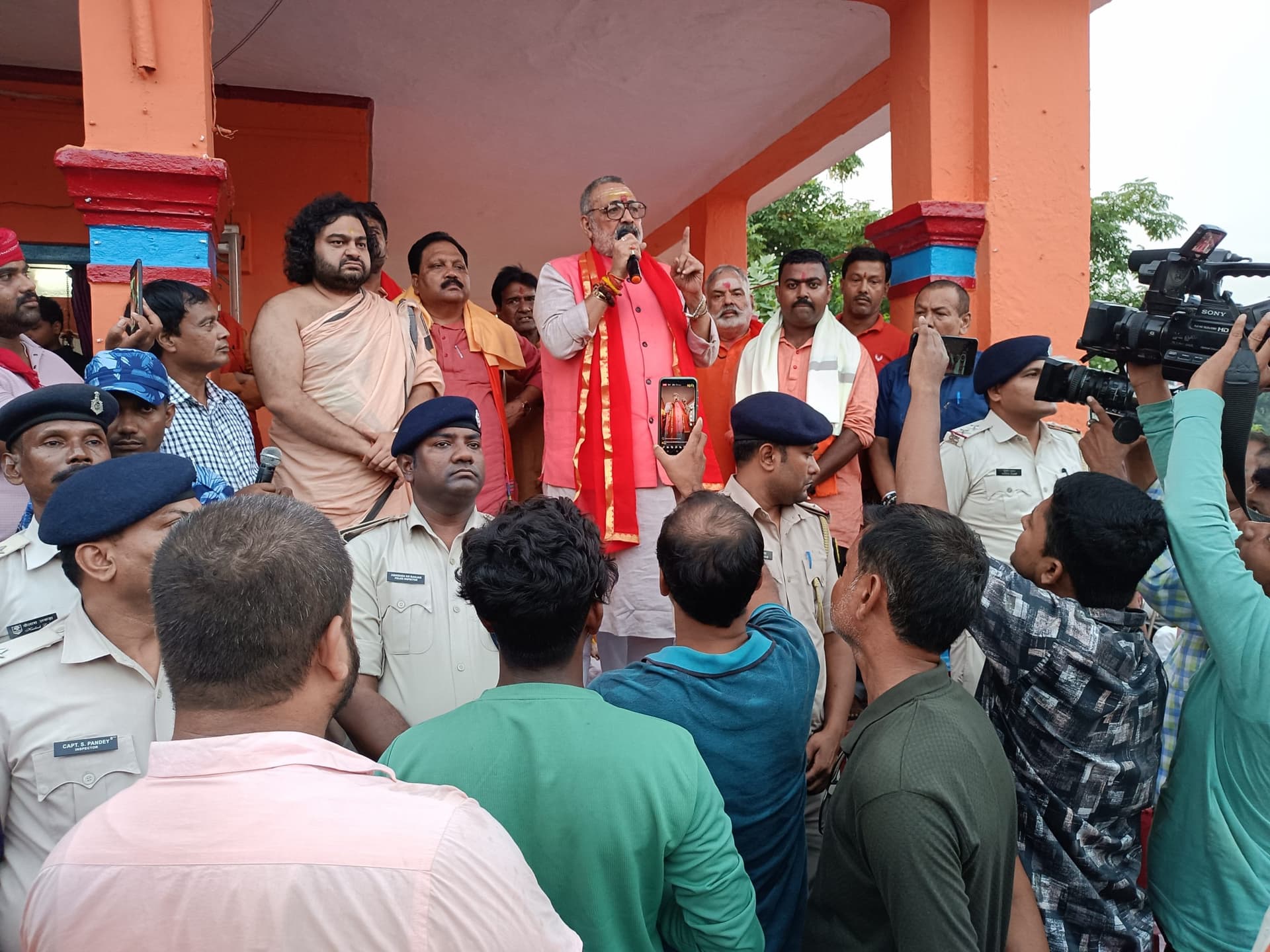 अररिया- किशनगंज सीमा पर  गिरिराज सिंह का नेताओं ने व कार्यकर्ताओं ने किया जोरदार स्वागत