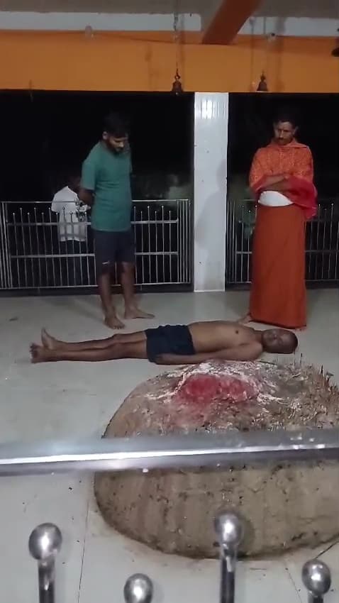 मुर्दे को जिंदा करने का घंटों चलता रहा स्वांग