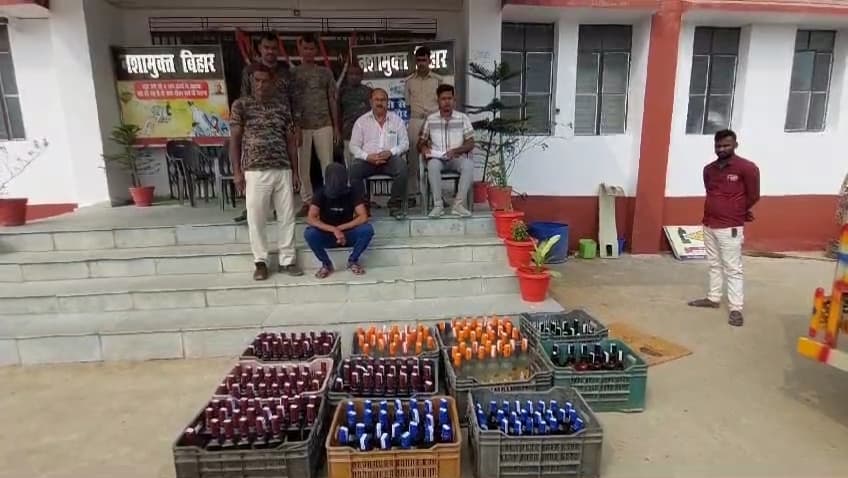 159 लीटर शराब के साथ तस्कर गिरफ्तार, पिकअप वैन जब्त