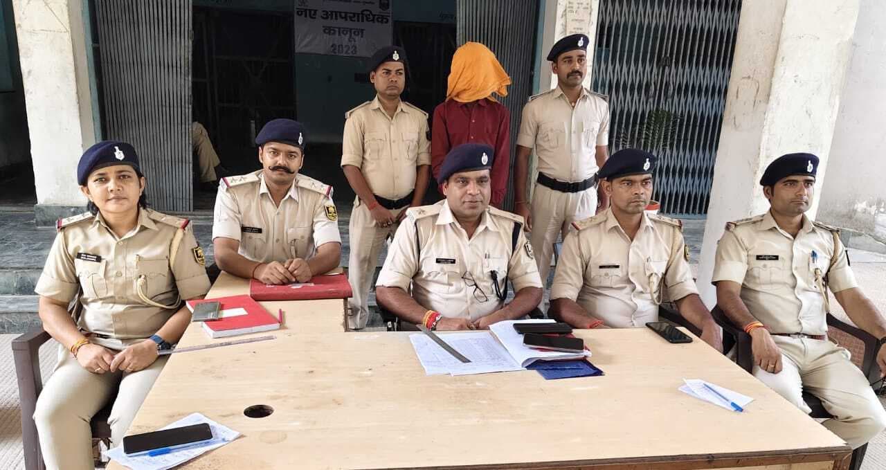 फरार इनामी बदमाश फोकन मुखिया गिरफ्तार