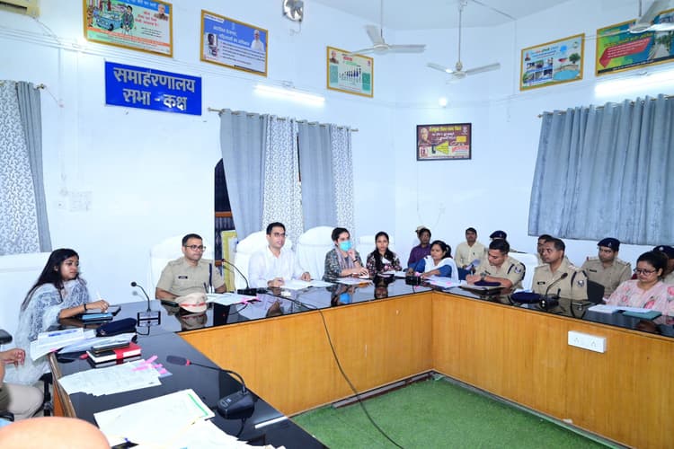 पटाखों की अवैध बिक्री, निर्माण व भंडारण पर कठोर कार्रवाई : डीएम