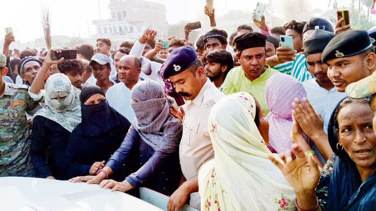 Gopalganj News : ठेकेदार की हत्या पर फूटा जनाक्रोश, सीवान-गोपालगंज हाइवे को किया जाम, झाड़ू लेकर पुलिस का किया घेराव