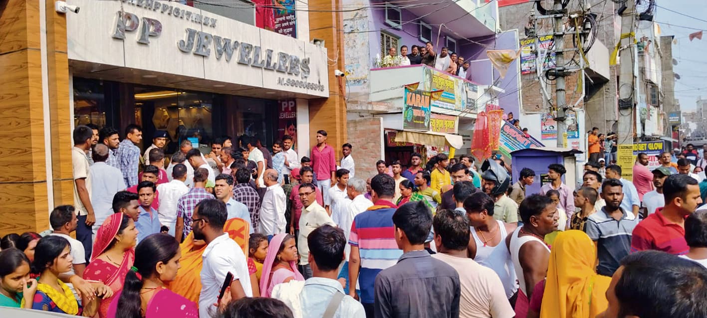 ज्वेलरी देखने के दौरान ही दुकान कर्मियों को हथियार का भय दिखाकर शुरू किया लूटपाट