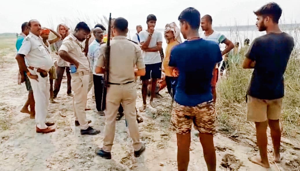 गंगा की तेज धार में बह गया दाह संस्कार करने आया अधेड़
