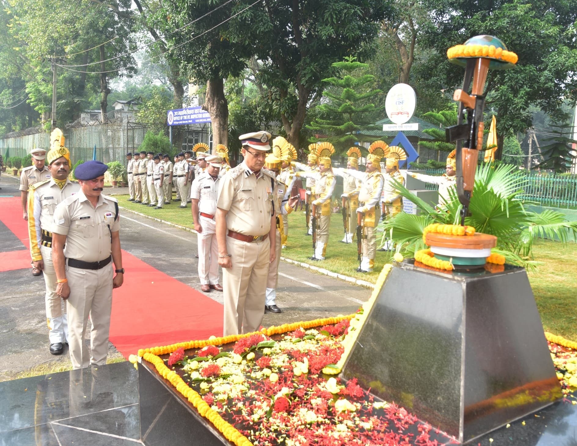 BOKARO NEWS : सीआइएसएफ डीआइजी व जवानों ने शहीदों को दी श्रद्धांजलि