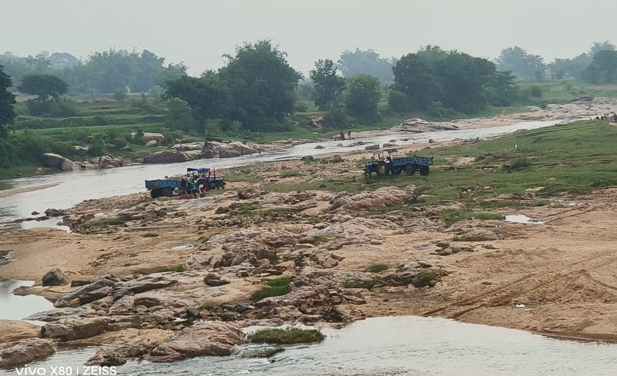 Giridih News: बराकर, उसरी व जयंती नदी से खुलेआम हो रहा बालू का उठाव