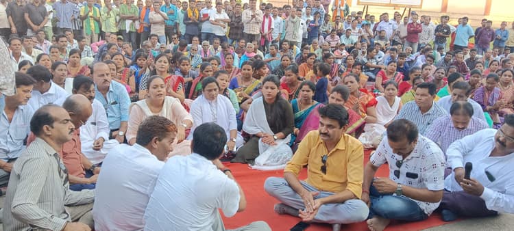 Jharsuguda News: किरमिरा पंचायत समिति अध्यक्ष के खिलाफ अविश्वास प्रस्ताव लाने का विरोध, बीजद ने ब्लॉक व जिलाधीश कार्यालय घेरा