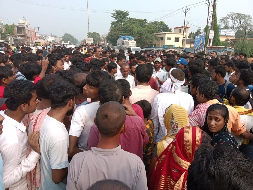 Samastipur Tajpur News: ताजपुर में ट्रक से कुचल कर छात्रा की मौत, सड़क जाम