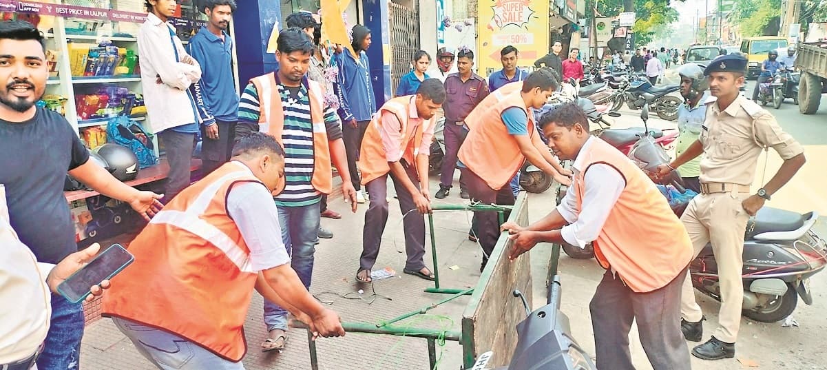 Ranchi News: लालपुर-कोकर रोड से हटाया गया अतिक्रमण