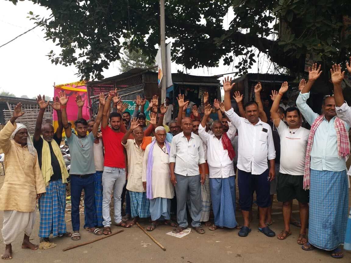 पैक्स चुनाव में बूथ बदलने की मांग को लेकर लोगों ने किया प्रदर्शन