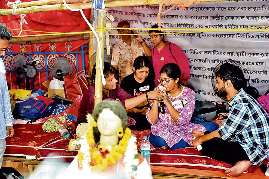 सीएम के साथ बैठक के बाद जूनियर डॉक्टरों ने खत्म किया अनशन, हड़ताल भी ली वापस