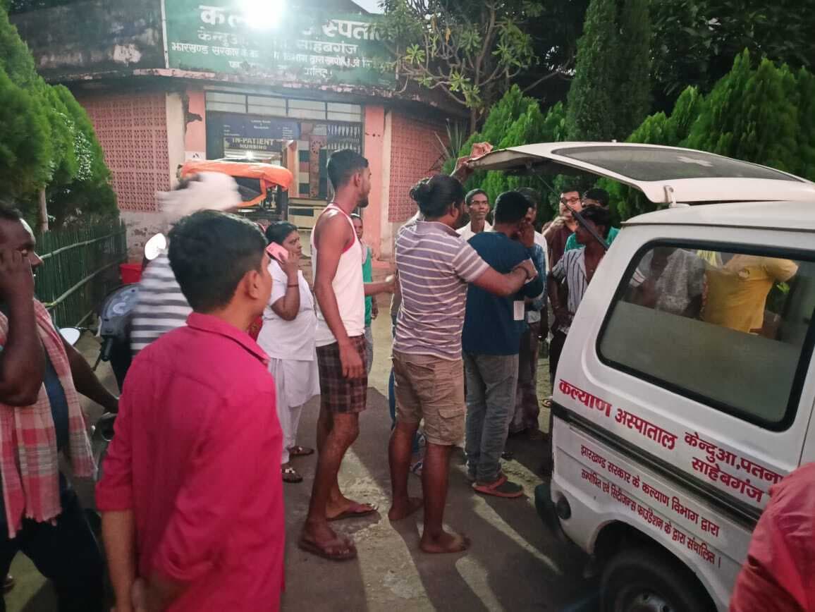 बाइक व स्कूटी में टक्कर, महिला समेत दो घायल