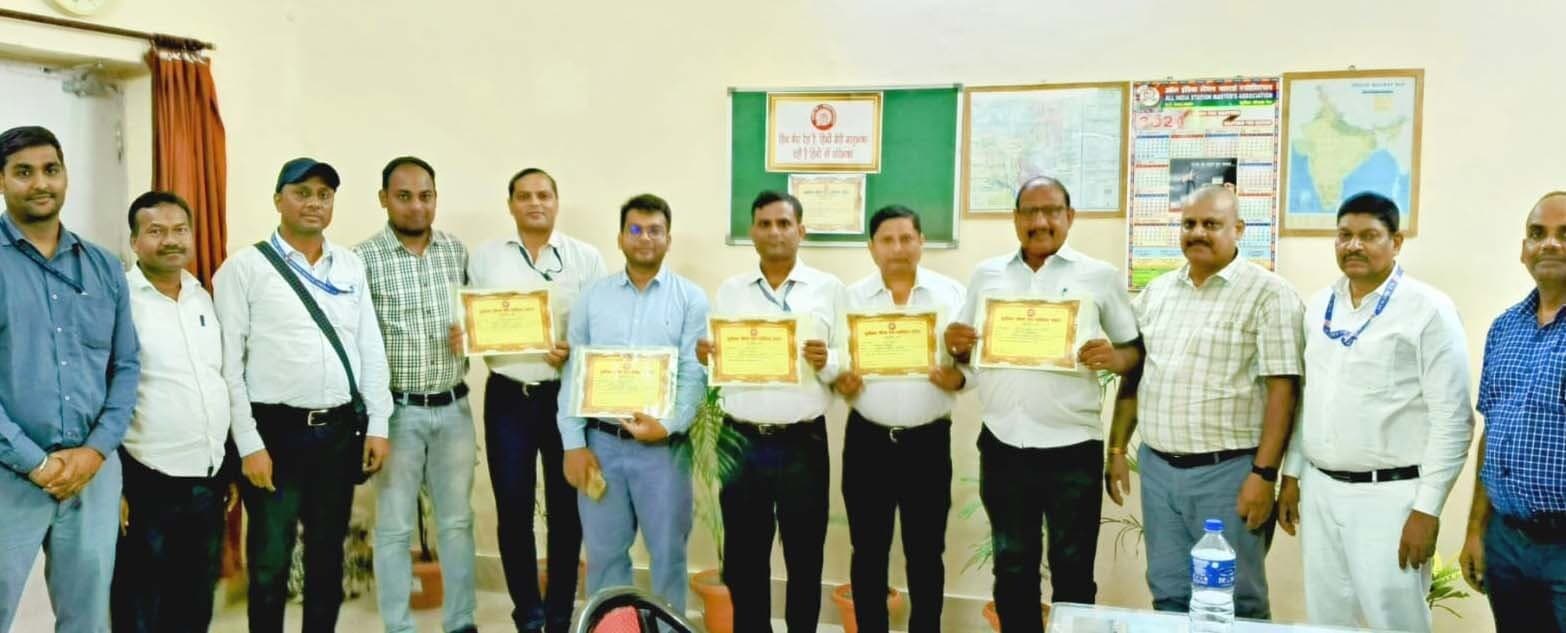 पुरस्कृत किए गये हिन्दी में सराहनीय कार्य करने वाले पांच रेलकर्मी