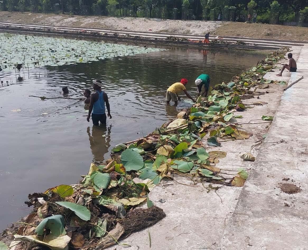 तेज हुई छठ घाटों की सफाई की मुहिम, व्रतियों को नहीं होगी कोई परेशानी