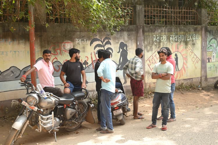 रात में था काफी परेशान, सुबह कमरे में फंदे से लटका मिला शव