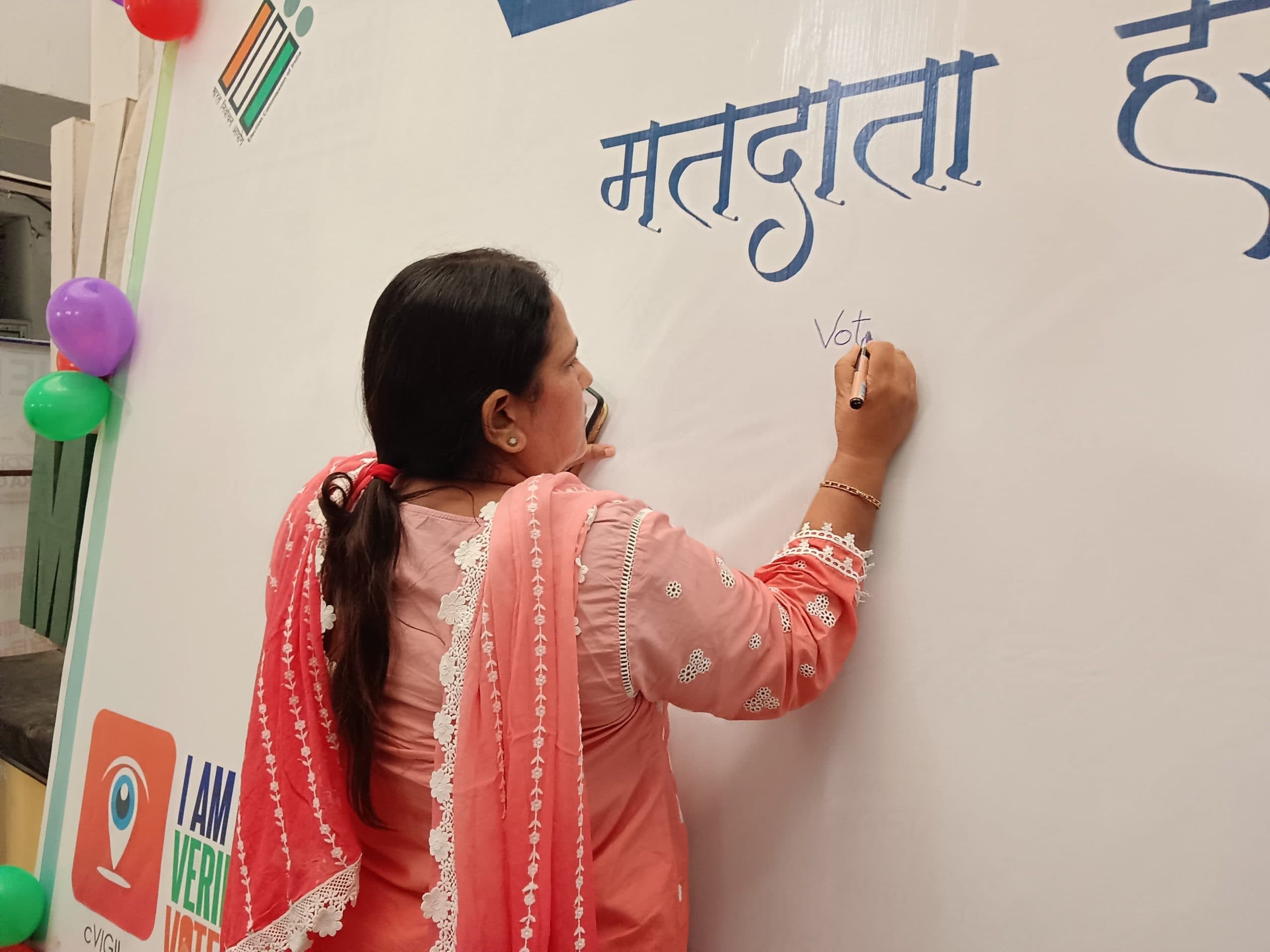 डीसी ने मतदाता जागरुकता हस्ताक्षर अभियान का किया शुभारंभ