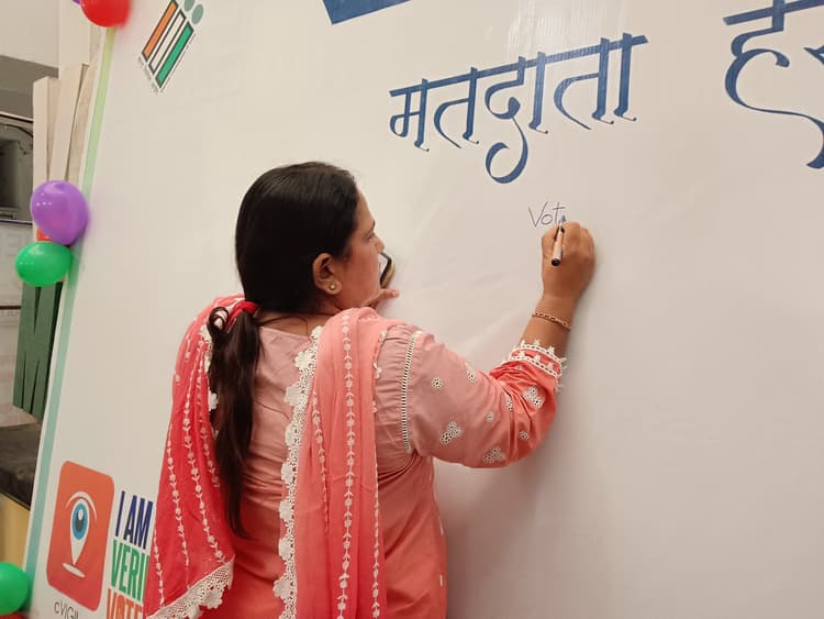 डीसी ने मतदाता जागरुकता हस्ताक्षर अभियान का किया शुभारंभ