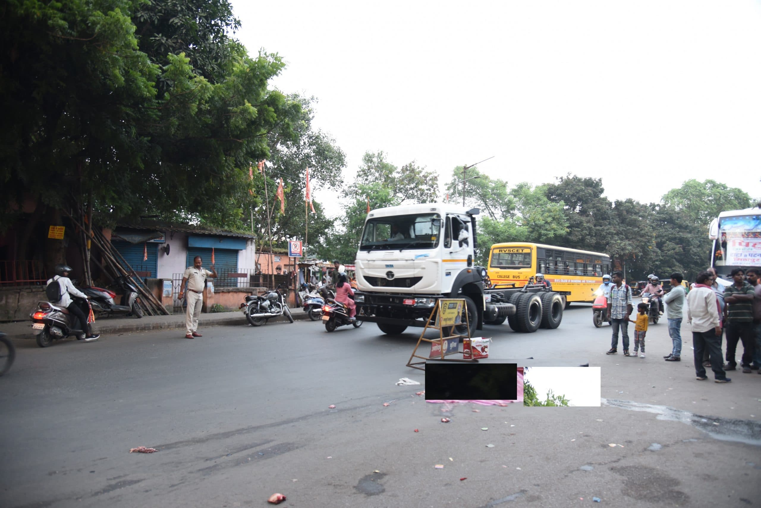 Jamshedpur News : भुइयांडीह में विवाद होने पर बसकर्मी ने युवक को धकेला, ट्रेलर से कुचलकर मौत