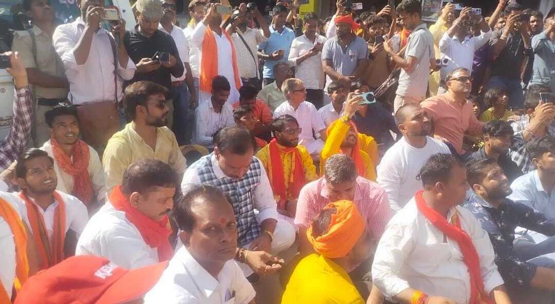 प्रशासन के द्वारा काफिले को आगे बढ़ा देने पर भड़के केंद्रीय मंत्री, गांधी चौक पर सड़क पर बैठे कार्यकर्ता पढ़ने लगे हनुमान चालीसा