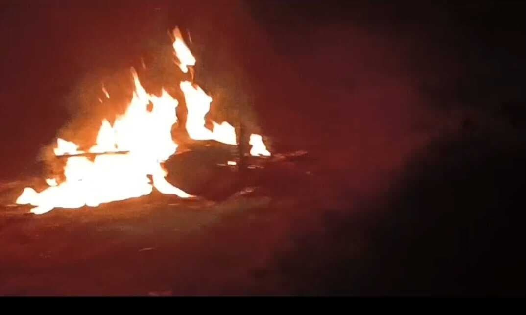 शराब तस्करी व छेड़खानी मामले को लेकर बवाल, युवक को पीटा, फूंकी बाइक