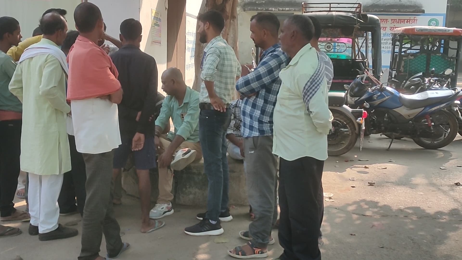 वाहन के धक्के से बाइक सवार युवक की हुई मौत, एक घायल पटना रेफर