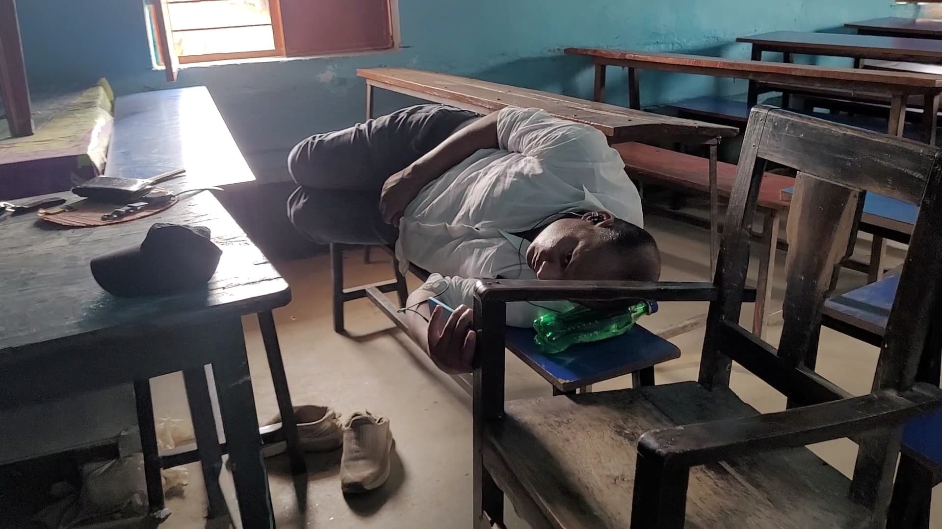 कक्षा में सोने वाले शिक्षक पर होगी कार्रवाई