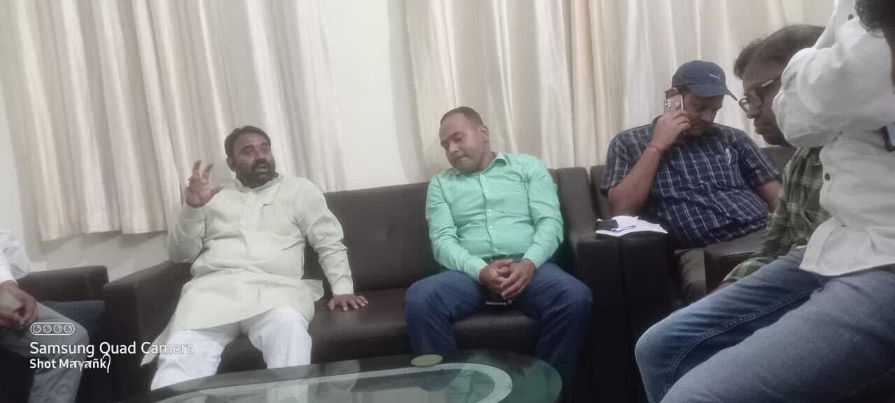 बेलहर विधायक ने निरीक्षण भवन में आमजनों व कार्यकर्ताओं से की मुलाकात