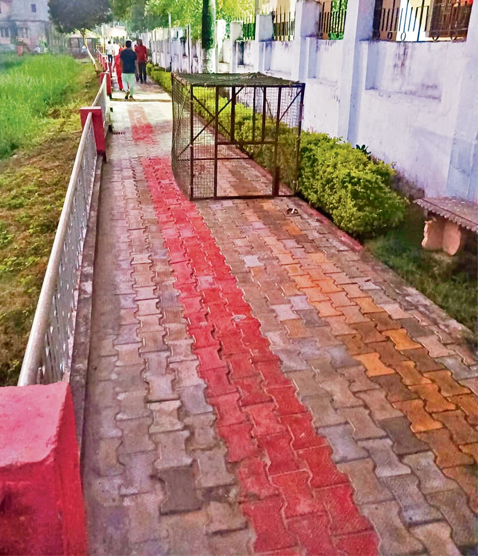 कवलदह पार्क में टहलने के लिए बने रास्ते पर पिंजरा रखने से परेशानी