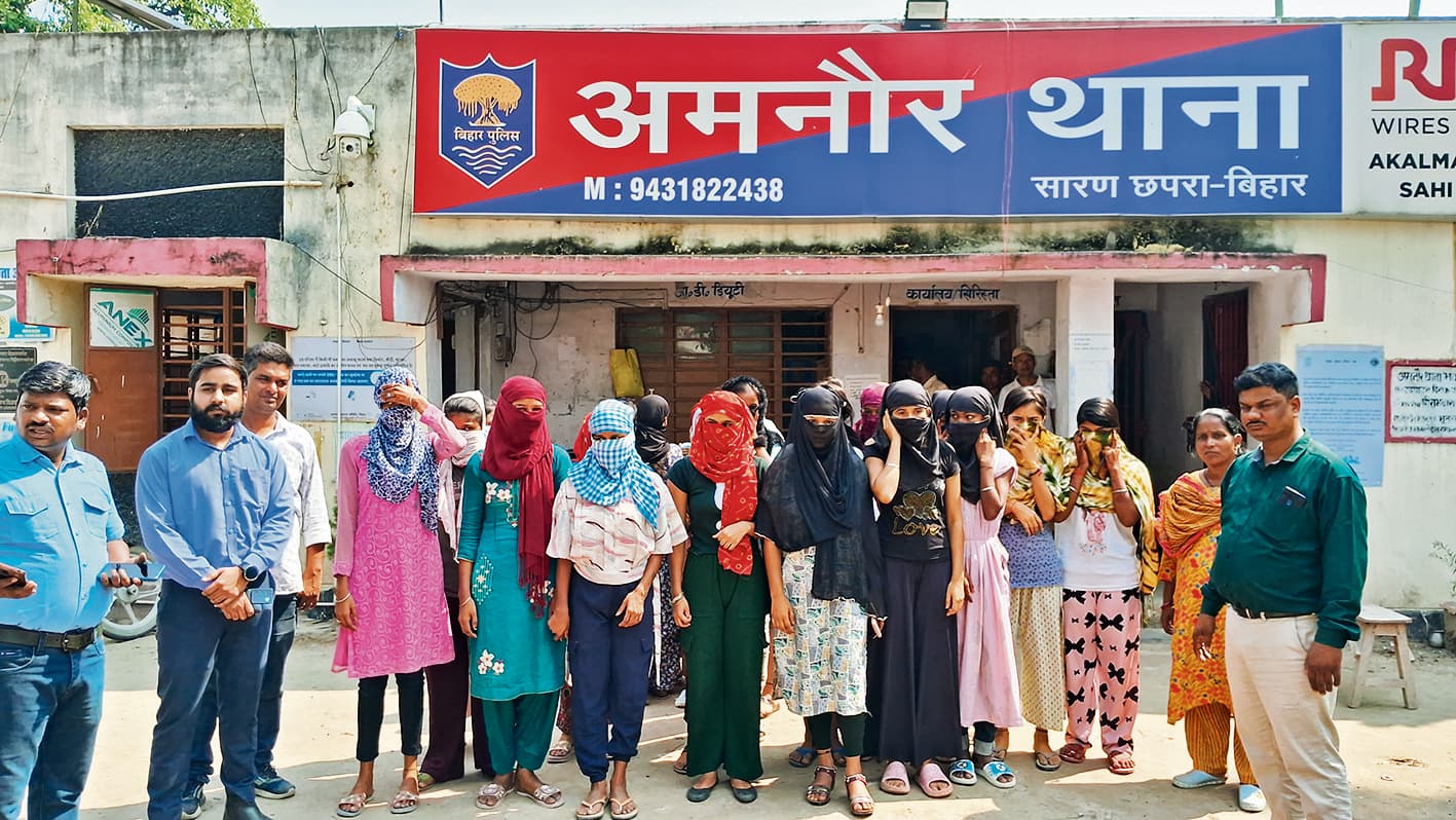 Chhapra News : ऑर्केस्ट्रा ग्रुप से मुक्त करायी गयीं 31 नाबालिग लड़कियां, पांच संचालक किये गये गिरफ्तार