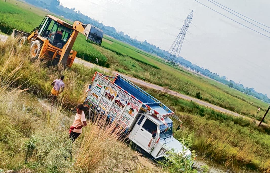 Chhapra News : गहरे गड्ढे में गिरा मजदूरों से लदा पिकअप, कई लोग घायल