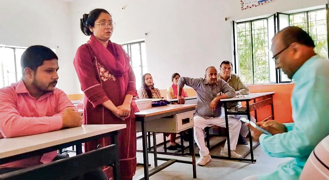 Gopalganj News : जैतपुरा हाइस्कूल में पीएम मोदी पर अमर्यादित व भड़काऊ वाक्य पढ़ाने वाली शिक्षिका सस्पेंड