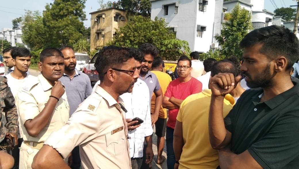 BOKARO NEWS : बोकारो में स्कूल वाहन ने दो युवकों को रौंदा, एक की मौत, आक्रोशित लोगों ने की गाड़ी में तोड़फोड़