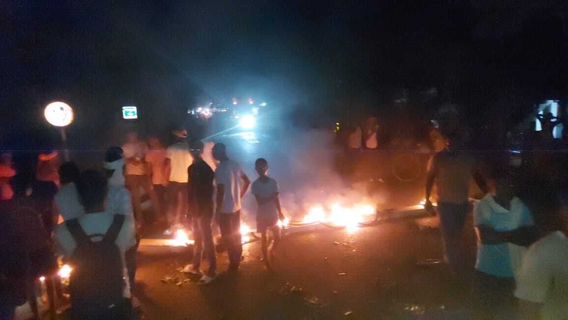 टोटो चालक की पीट-पीट कर हत्या, विरोध में सड़क पर आगजनी कर किया जाम