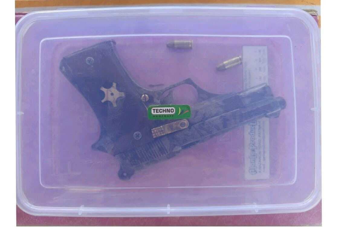 Darbhanga News: पुलिस ने छापेमारी कर पकड़ी पिस्टल, कारतूस व नेपाली शराब