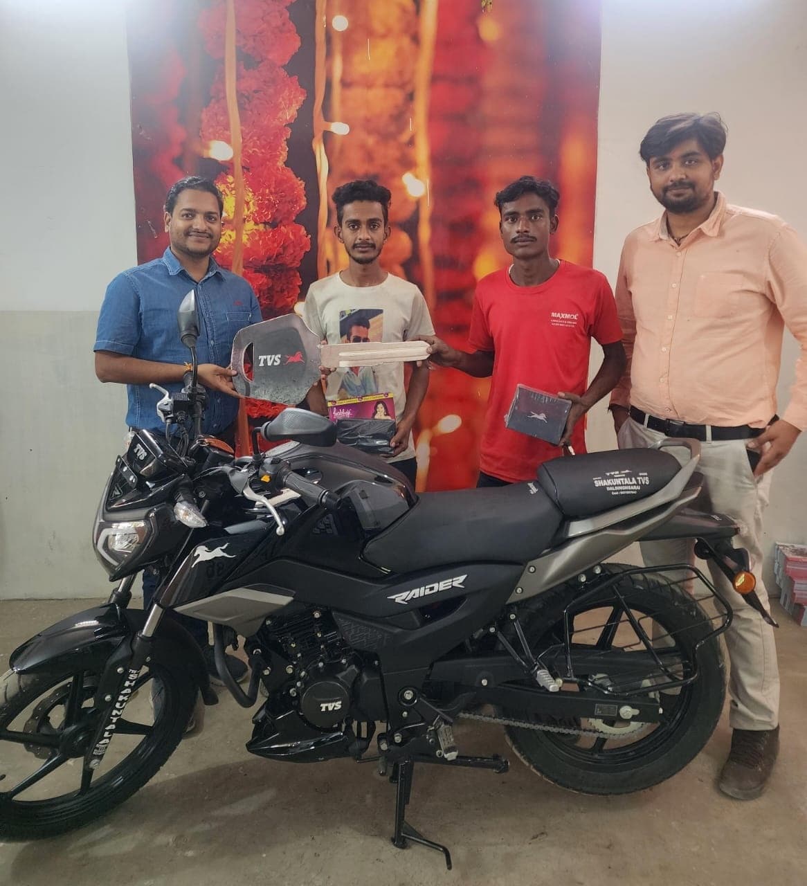 Samastipur- Dalsinghsarai News: धनतेरस में बाइक व स्कूटी की जबरदस्त बुकिंग