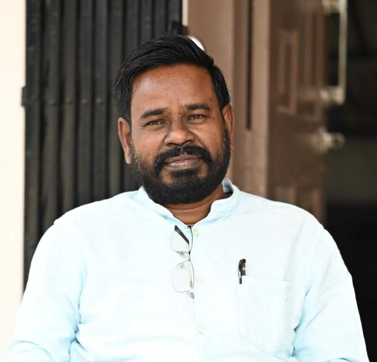 dhanbad news : शिक्षक की नौकरी छोड़ कर विधायिकी का चुनाव लड़ रहे हैं चंद्रदेव महतो