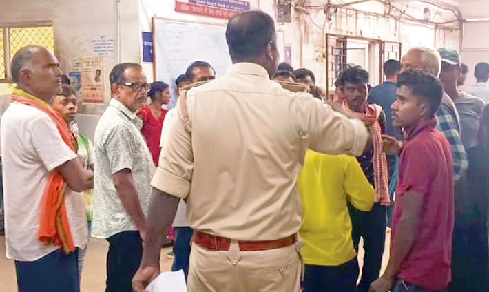 DHANBAD NEWS : हीरापुर की विवाहिता की मौत, मायके वालों ने लगाया जहर खिलाकर हत्या करने का आरोप, हंगामा