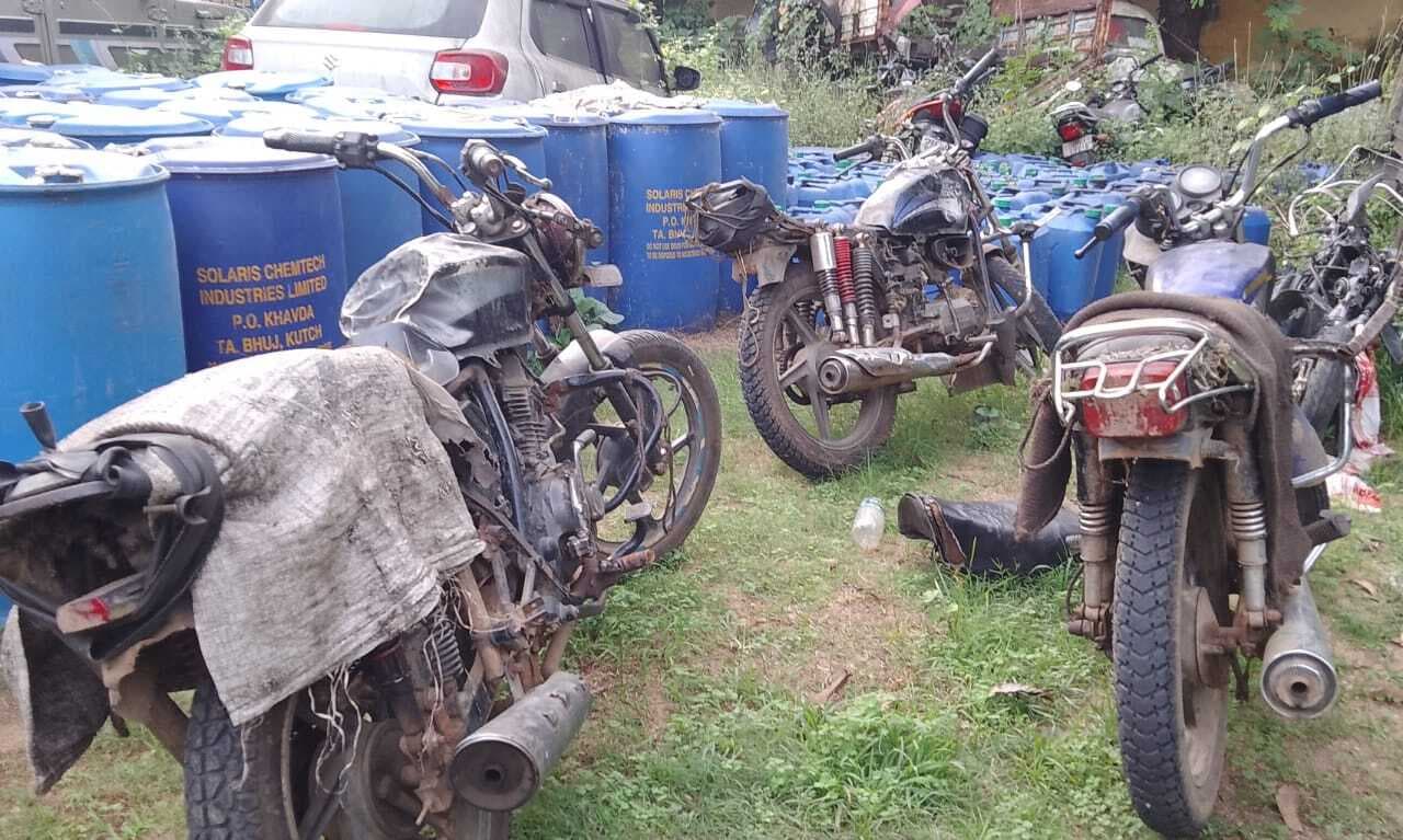 नौ क्विंटल कोयला सहित तीन बाइकें जब्त
