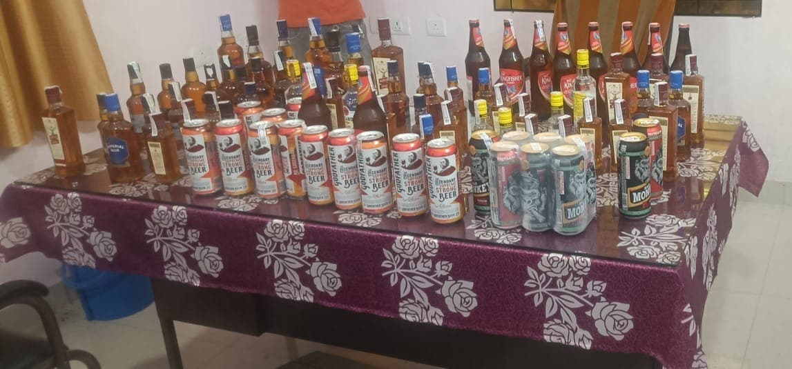 बगरूडीह में एक घर से 30 लीटर से ज्यादा अवैध शराब जब्त