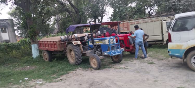 पुलिस ने बालू लोड तीन ट्रैक्टर किया जब्त