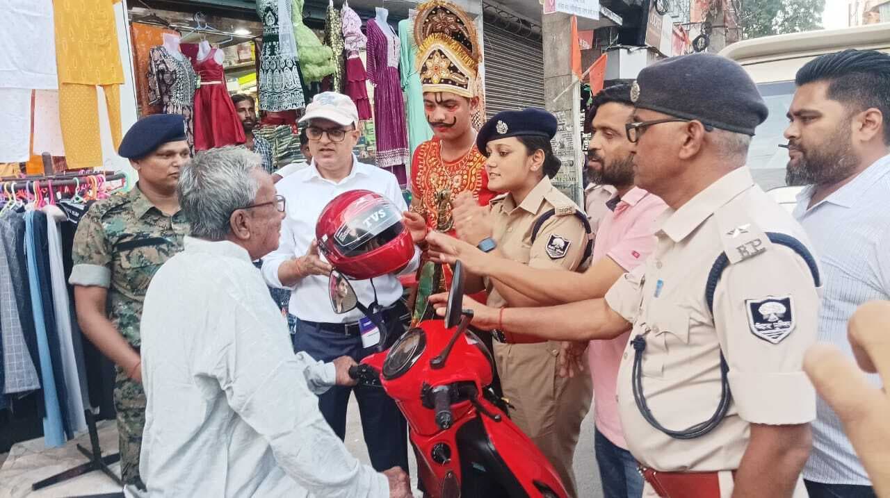 सड़क दुर्घटनाओं की रोकथाम के लिए शहर में पुलिस ने चलाया जागरूकता अभियान