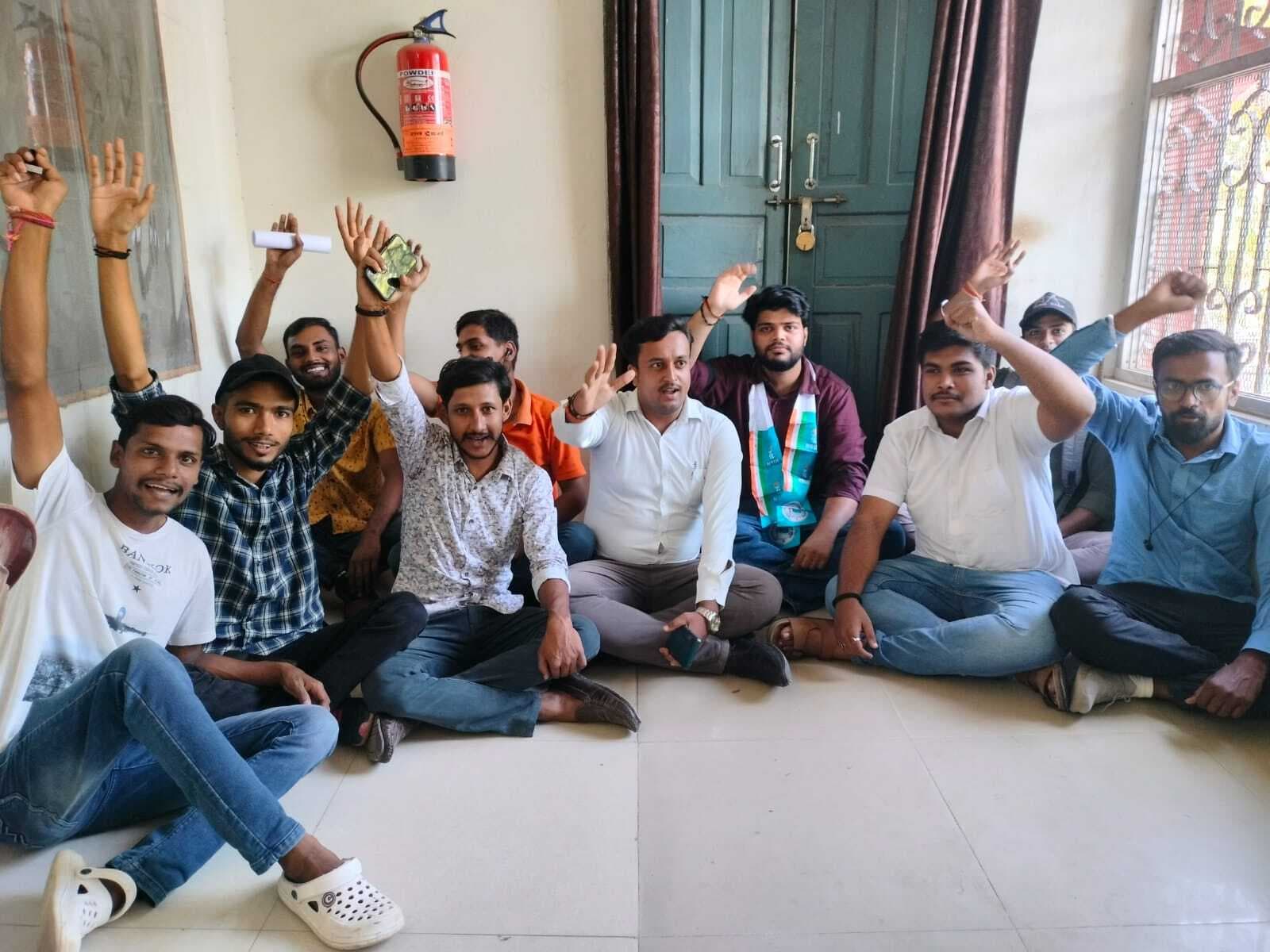 एनएसयूआई के प्रदर्शन के बाद एमजेके कॉलेज ने वापस लिया विवादित आदेश